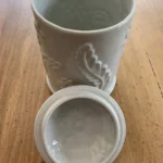 Pot en faïence blanche