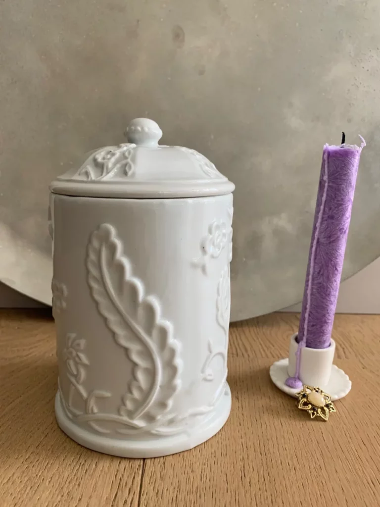 Pot en faïence blanche